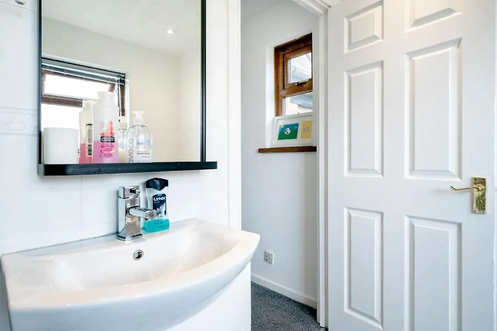 Modern 3 Bedroom House Close To Ferry And City Centre Belfast Holiday home