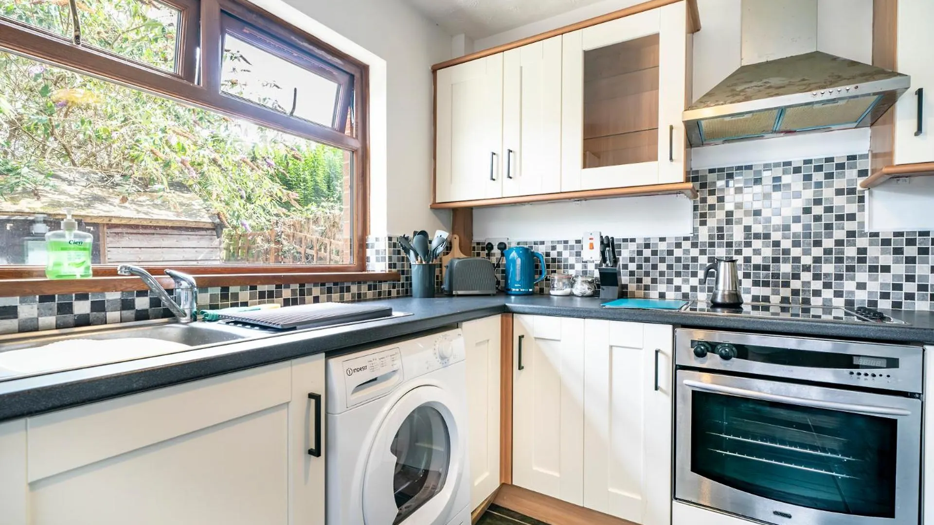 Holiday home Modern 3 Bedroom House Close To Ferry And City Centre Belfast