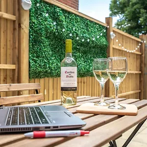 https://southampton-city-vibes-with-outdoor-living-1-4-guests.bournemouth-hotels.org
